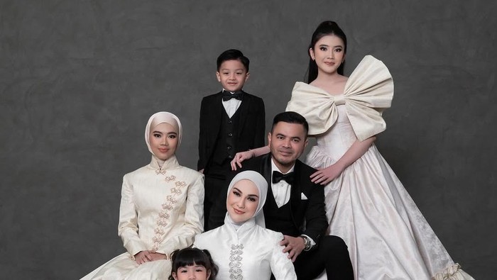 Akhirnya Lengkap! Irish Bella dan Haldy Sabri Punya Foto Keluarga