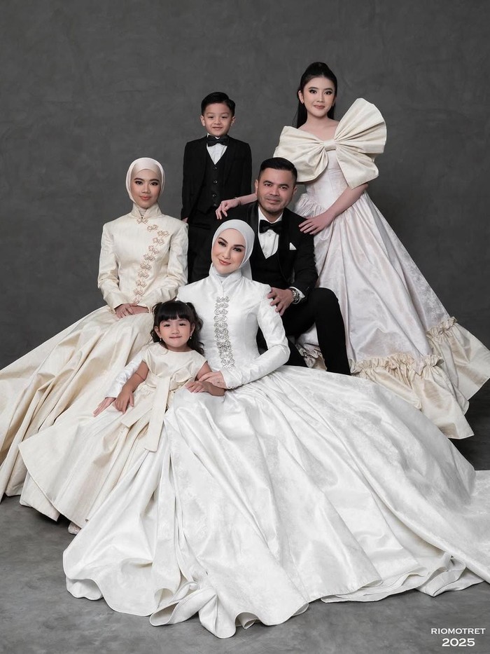 Irish Bella bahagia punya foto keluarga Irish Bella dalam media sosial miliknya.
