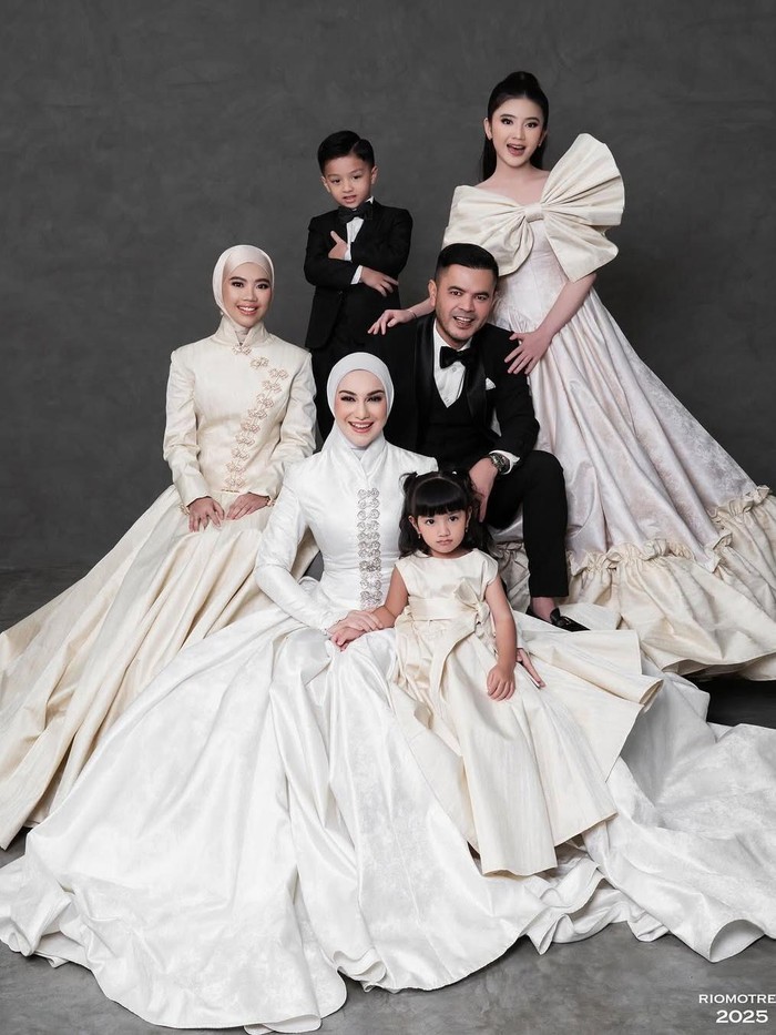 Irish Bella bahagia punya foto keluarga Irish Bella dalam media sosial miliknya.