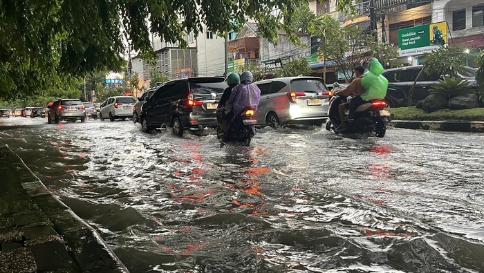 Jalan Dr Mansyur Medan banjir. (Finta Rahyuni/detikSumut)