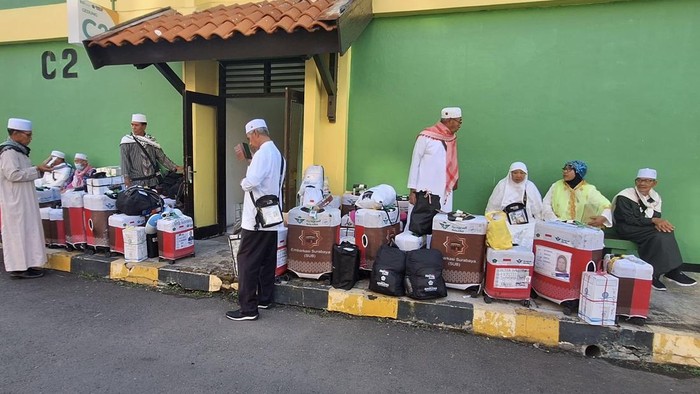 Jemaah haji asal NTT yang sempat tertahan di Asrama Haji Sukolilo Surabaya gegara gunung meletus.