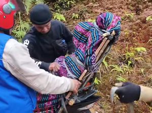 Jenazah Penyuluh KB Dibonceng Motor karena Jalur Ekstrem-Ambulans Rusak