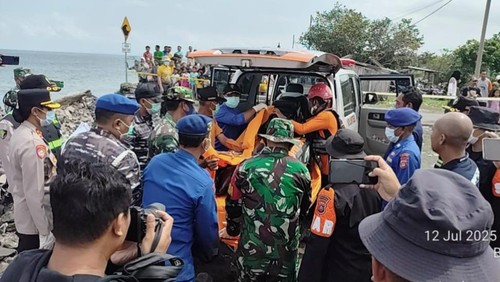 Petugas SAR Gabungan saat melakukan evakuasi jenazag yang ditemukan mengambang di perairan Pengambengan, Kecamatan Negara, Kabupaten Jembrana, Sabtu (12/7/2025).