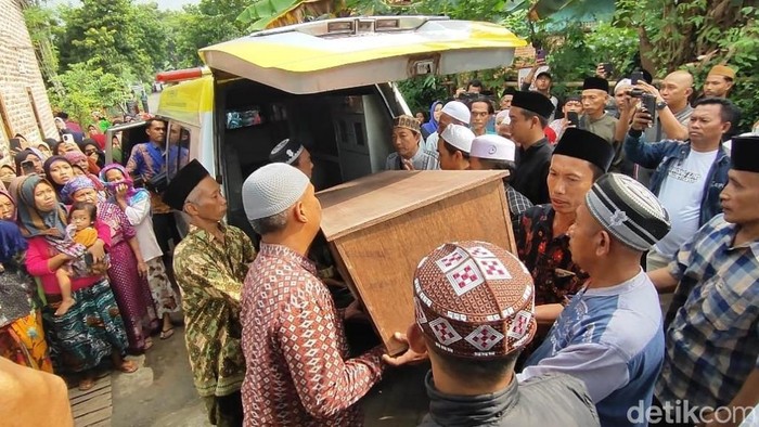 Jenazah Muhlason, korban KMP Tunu Pratama Jaya yang tenggelam tiba di rumah duka.