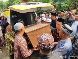 Korban KMP Tunu Pratama Asal Pasuruan Disambut Isak Tangis Keluarga
