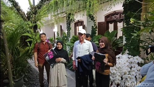 Presiden ke-7 RI Joko Widodo (Jokowi) berfoto dengan masyarakat di kediamannya di Kelurahan Sumber, Kecamatan Banjarsari, Kota Solo, Sabtu (12/7/2025).
