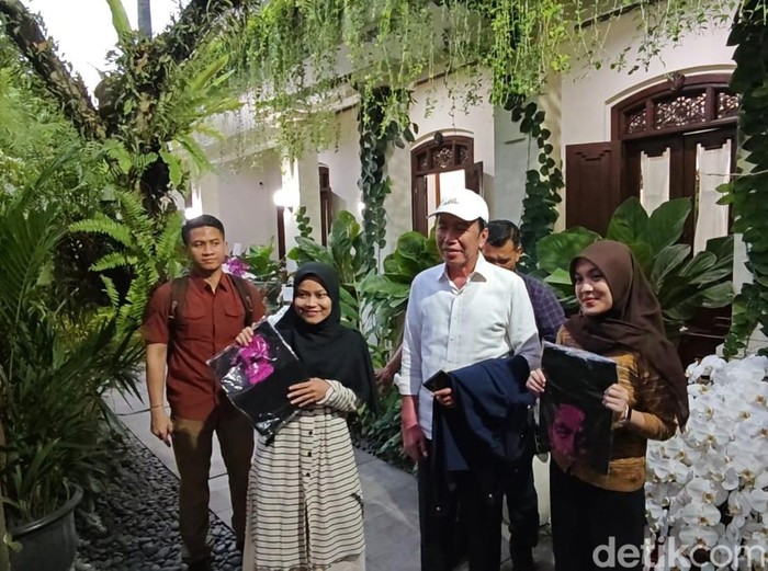 Presiden ke-7 RI Joko Widodo (Jokowi) berfoto dengan masyarakat di kediamannya di Kelurahan Sumber, Kecamatan Banjarsari, Kota Solo, Sabtu (12/7/2025).
