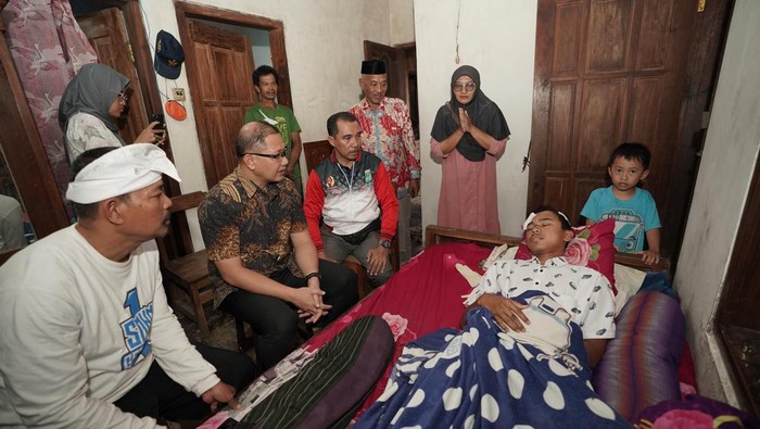 Kadindik Jatim Aries Agung Paewai saat mengunjungi korban terseret ombak saat mancing di Malang.