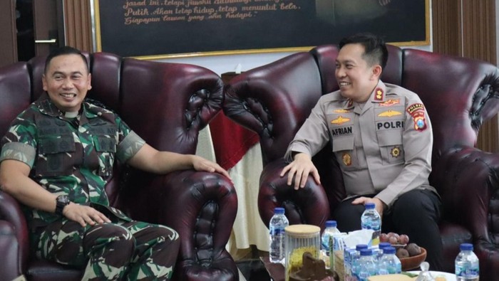Kapolres Bojonegoro, AKBP Afrian Satya Permadi saat mengunjungi Dandim 0813 Bojonegoro, Letkol Czi Arief Rohman Hakim.