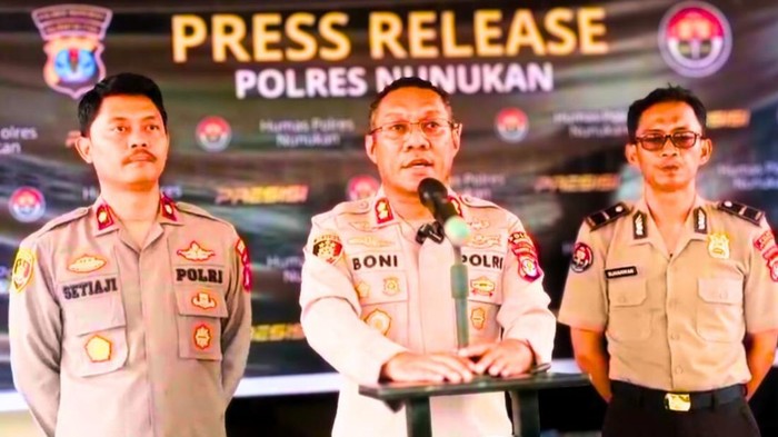 Kapolres Nunukan, AKBP Bonifasius Rumbewas (Tengah) dalam konferensi pers, Sabtu sore (12/7).