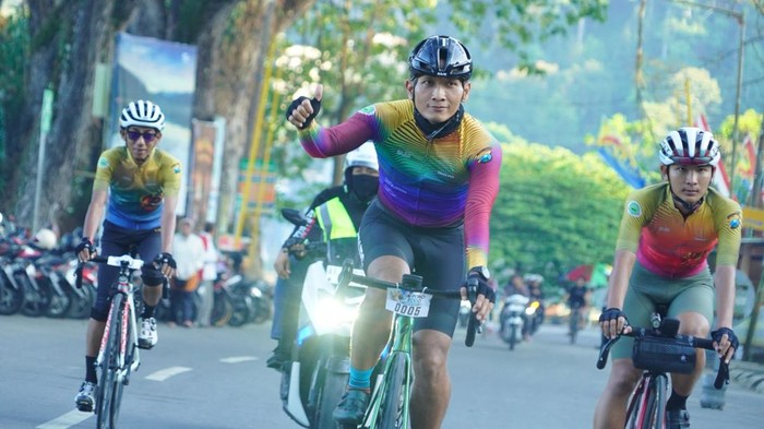 Kapolres Ponorogo bersepeda bersama para peserta 