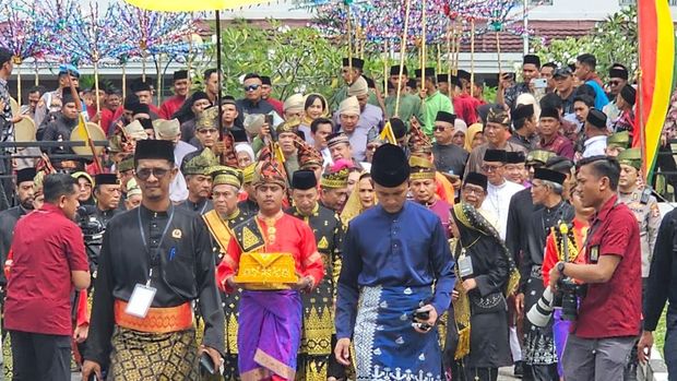Kapolri dan istri beserta rombongan saat tiba di LAM Riau
