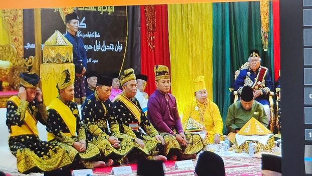 Kapolri dan istri beserta rombongan saat tiba di LAM Riau