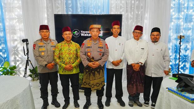Kapolri Jenderal Listyo Sigit mengunjungi Ustaz Abdul Somad di Pondok Pesantren Nurul Azhar, Pekanbaru, Riau, pada Sabtu (12/7/2025).