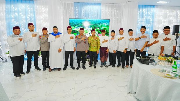 Kapolri Jenderal Listyo Sigit Prabowo melaksanakan Sambang Petang di Pesantren Nurul Azhar Yayasan Tabung Wakaf Umat (YTWU), Pekanbaru, Riau (dok.Polri)