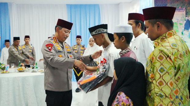 Kapolri Jenderal Listyo Sigit Prabowo melaksanakan Sambang Petang di Pesantren Nurul Azhar Yayasan Tabung Wakaf Umat (YTWU), Pekanbaru, Riau (dok.Polri)