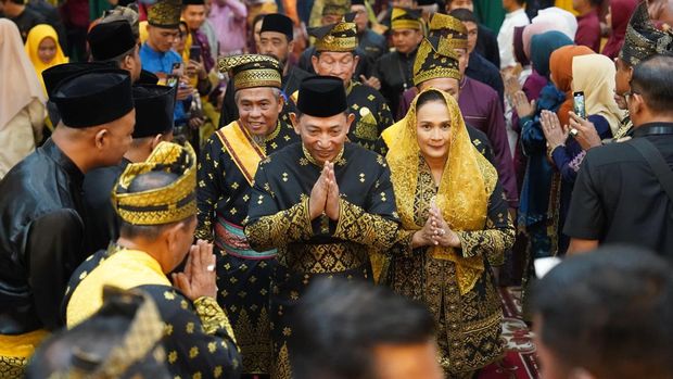 Kapolri Jenderal Listyo Sigit Prabowo menerima Anugerah Adat Ingatan Budi dari Lembaga Adat Melayu (LAM) Riau.