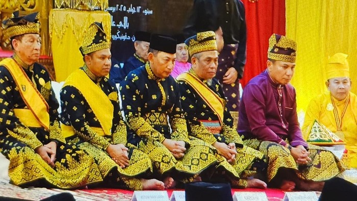 Kapolri Jenderal Listyo Sigit Prabowo menerima penganugerahan adat Ingatan Budi dari Lembaga Adat Melayu (LAM) Riau.