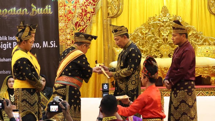 Kapolri Jenderal Listyo Sigit Prabowo menerima Anugerah Adat Ingatan Budi dari Lembaga Adat Melayu Riau.
