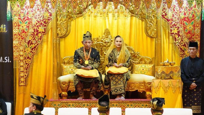 Kapolri Jenderal Listyo Sigit Prabowo menerima Anugerah Adat Ingatan Budi dari Lembaga Adat Melayu Riau.