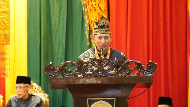 Kapolri Jenderal Listyo Sigit Prabowo menerima Anugerah Adat Ingatan Budi dari Lembaga Adat Melayu Riau.