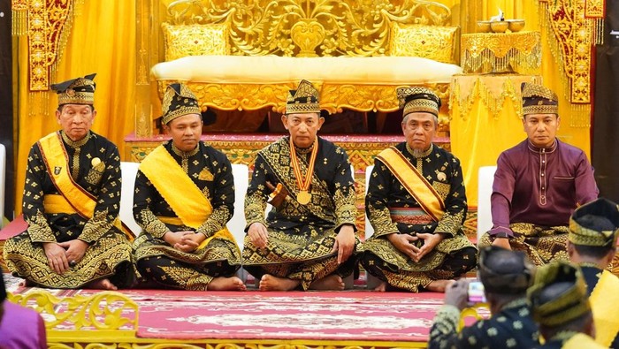 Kapolri Jenderal Listyo Sigiti Prabowo menerima Anugerah Adat Ingatan Budi dari Lembaga Adat Melayu Riau.