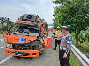 Minibus Tabrak Bokong Truk di Tol Jomo, 2 Penumpang Luka Berat