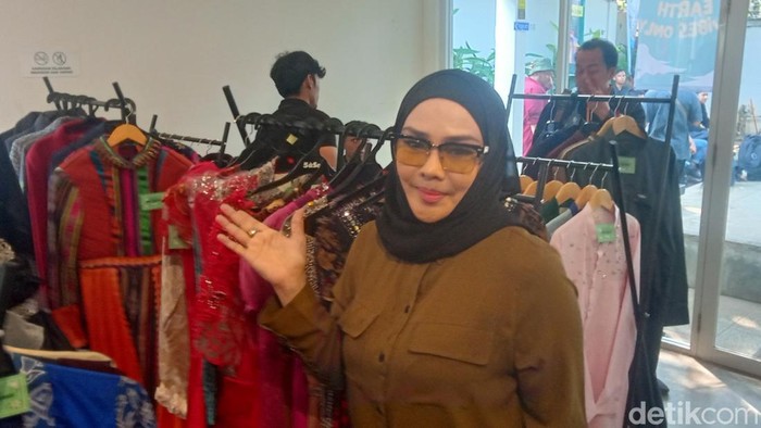 Iyeth Bustami Sibuk di DPR, tapi Dunia Hiburan Tetap di Hati