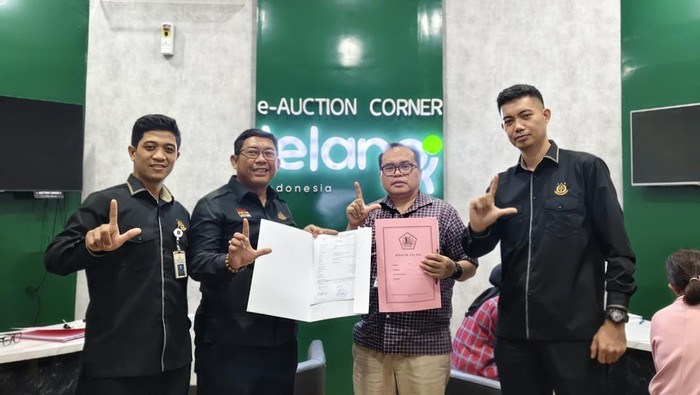 Kejaksaan Agung (Kejagung) melelang aset sitaan terpidana kasus korupsi dan TPPU Jiwasraya, Benny Tjokrosaputro seluas 171.663 m2 atau 17,1 hektare. (dok. Kejagung)