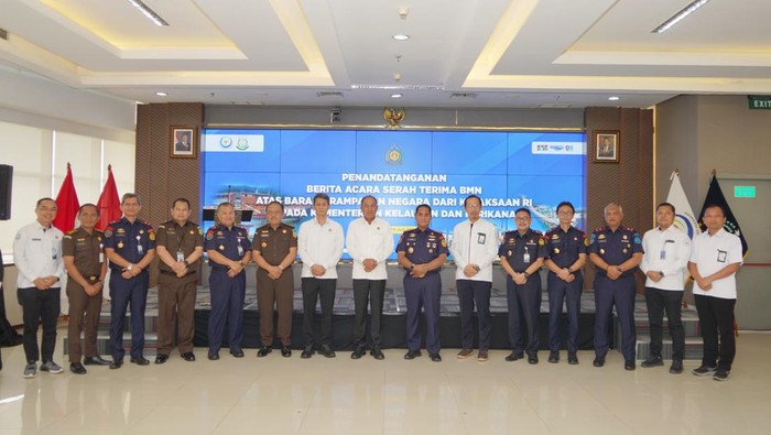 Kejaksaan Agung (Kejagung) menyerahkan lima unit kapal hasil rampasan kepada Kementerian Kelautan dan Perikanan (KKP).