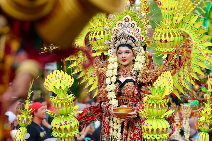 Bupati Banyuwangi Ipuk Fiestiandani resmi membuka gelaran Banyuwangi Ethno Carnival (BEC) 2025 yang kembali hadir dengan kemegahan budaya dan semangat spiritual masyarakat Osing.
