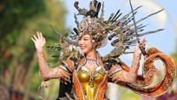 Firsta tampil dalam balutan busana karya Deny Arthara dengan tema Sayu Wiwit—Burning Womens Spirit, menghormati jasa para pahlawan perempuan Banyuwangi.