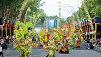 Setelah penampilan pembuka, ratusan penari Gandrung, sendratari, dan model-model yang memperagakan kostum tentang rangkaian fase kehidupan manusia dalam tradisi Ngelukat: selapan (hamil 7 bulan), mudun lemah (turun tanah), sunatan, hingga pernikahan.  