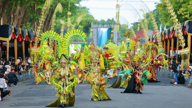 Kemeriahan Banyuwangi Ethno Carnival 2025, Usung Tradisi & Spiritualitas Bupati Banyuwangi Ipuk Fiestiandani resmi membuka gelaran Banyuwangi Ethno Carnival (BEC) 2025 yang kembali hadir dengan kemegahan budaya dan semangat spiritual masyarakat Osing.