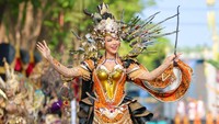 Penampilan pembuka dibawakan oleh Putri Indonesia 2025, Firsta Yufi Amarta Putri, yang baru saja meraih gelar Miss Supranational Asia & Oceania 2025 di Polandia.