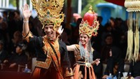 Tak hanya warga lokal, sejumlah wisatawan mancanegara ikut memeriahkan acara. Wisatawan asal Peru, Diego Manuel, ikut berjalan di atas catwalk mengenalkan busana pengantin Osing.