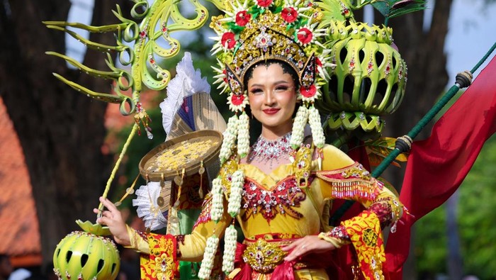 Bupati Banyuwangi Ipuk Fiestiandani resmi membuka gelaran Banyuwangi Ethno Carnival (BEC) 2025 yang kembali hadir dengan kemegahan budaya dan semangat spiritual masyarakat Osing.