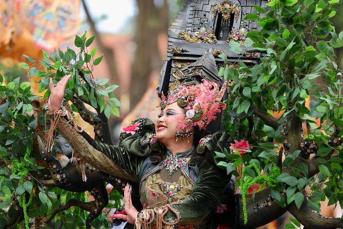 Kemeriahan Banyuwangi Ethno Carnival 2025, Usung Tradisi & Spiritualitas Bupati Banyuwangi Ipuk Fiestiandani resmi membuka gelaran Banyuwangi Ethno Carnival (BEC) 2025 yang kembali hadir dengan kemegahan budaya dan semangat spiritual masyarakat Osing.