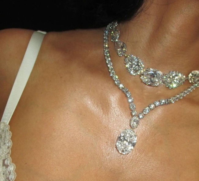 Kalung berlian yang dikenakannya tak kalah fantastis. Dua kalung Lorraine Schwartz yang melingkar di lehernya memiliki berat total sekitar 250 karat berlian. Foto: Instagram/@kimkardashian