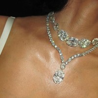 Kalung berlian yang dikenakannya tak kalah fantastis. Dua kalung Lorraine Schwartz yang melingkar di lehernya memiliki berat total sekitar 250 karat berlian. Foto: Instagram/@kimkardashian