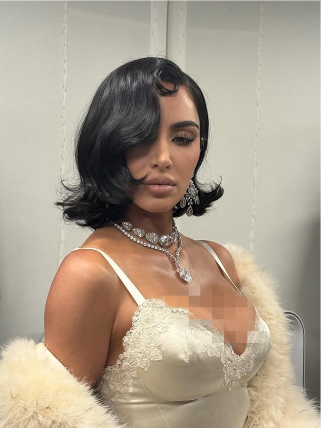 Gaya rambutnya tak kalah mencuri perhatian, potongan bob pendek dengan belahan samping yang sedikit menutupi wajah, memberikan aura glamor klasik Hollywood. Foto: Instagram/@kimkardashian