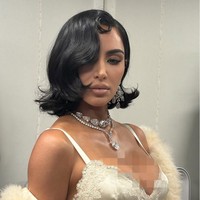 Gaya rambutnya tak kalah mencuri perhatian, potongan bob pendek dengan belahan samping yang sedikit menutupi wajah, memberikan aura glamor klasik Hollywood. Foto: Instagram/@kimkardashian
