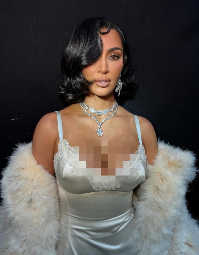 Penampilan Kim makin mewah dengan kilauan perhiasan dari Lorraine Schwartz. Salah satu highlight-nya adalah anting berlian Mike Todd Diamond Pendant Earrings, yang dulunya pernah dipakai langsung oleh Elizabeth Taylor dan kemudian dibeli Lorraine Schwartz lewat lelang. Foto: Instagram/@kimkardashian