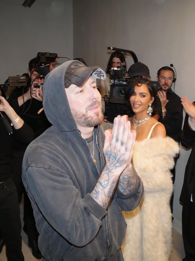 Ini bukan pertama kalinya Kim Kardashian berjalan di runway Balenciaga. Pada 2022, ia melakukan debutnya di Paris Fashion Week untuk koleksi couture Balenciaga ke-51, bersama sejumlah nama besar lainnya seperti Nicole Kidman, Dua Lipa, Christine Quinn, serta supermodel Bella Hadid dan Naomi Campbell. Foto: Instagram/@kimkardashian