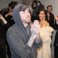 Ini bukan pertama kalinya Kim Kardashian berjalan di runway Balenciaga. Pada 2022, ia melakukan debutnya di Paris Fashion Week untuk koleksi couture Balenciaga ke-51, bersama sejumlah nama besar lainnya seperti Nicole Kidman, Dua Lipa, Christine Quinn, serta supermodel Bella Hadid dan Naomi Campbell. Foto: Instagram/@kimkardashian