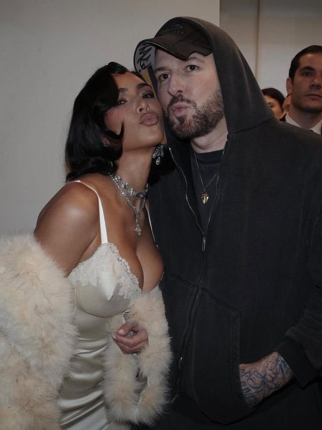 Kim Kardashian memberi kejutan di peragaan busana couture musim gugur 2025 di ajang Paris Fashion Week. Show ini sekaligus menjadi pertunjukan terakhir bagi Demna Gvasalia sebagai direktur kreatif Balenciaga. Foto: Instagram/@kimkardashian