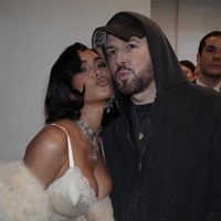 Kim Kardashian memberi kejutan di peragaan busana couture musim gugur 2025 di ajang Paris Fashion Week. Show ini sekaligus menjadi pertunjukan terakhir bagi Demna Gvasalia sebagai direktur kreatif Balenciaga. Foto: Instagram/@kimkardashian