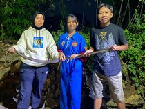 2 Wanita Tangkap Kobra Jawa Ngumpet di Kandang Ayam Sragen