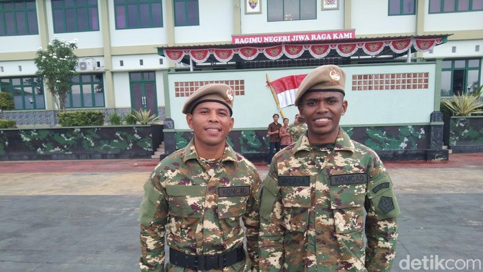 Antonius Rivaldo Jehalu (kiri) dan Marianus Asa usai mengikuti Pendidikan Dasar Militer dan Pelatihan Manajerial Diklat Komcad Sarjana Penggerak Pembangunan Indonesia (SPPI) di Rindam IX/Udayana, Sabtu (11/7/2025).