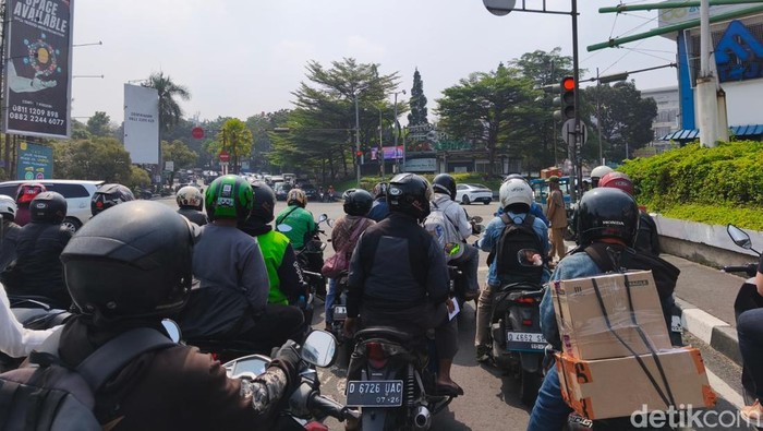 Kondisi kemacetan di lampu lalu lintas di Kota Bandung